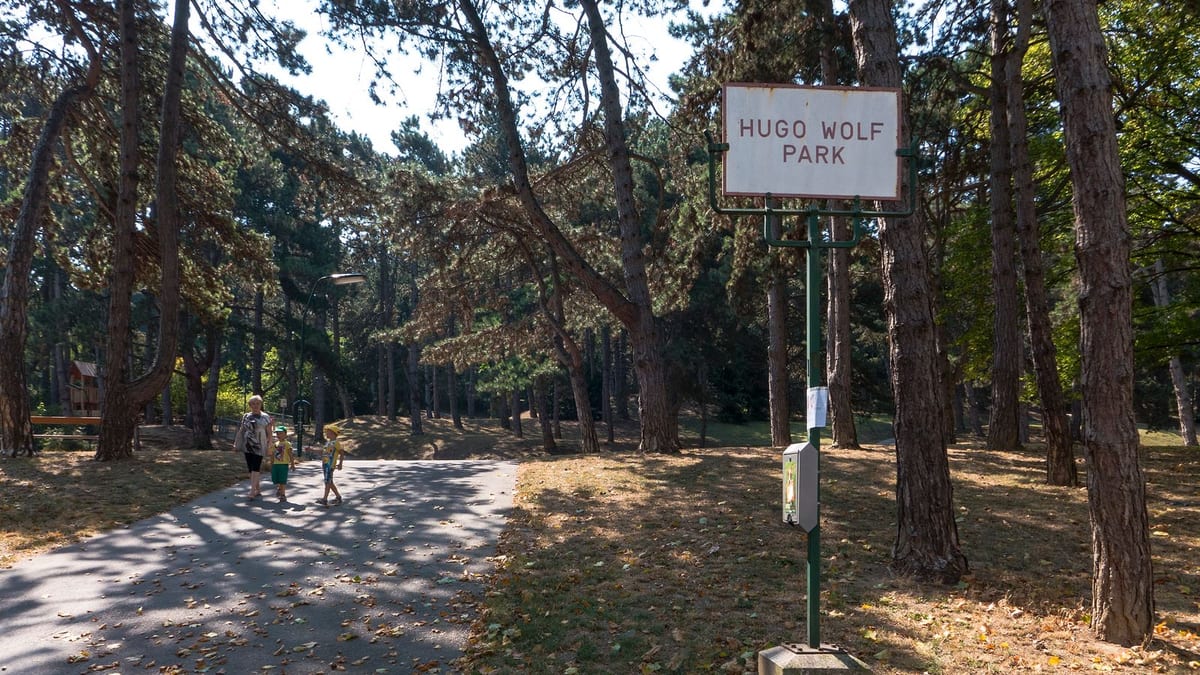 Hugo-Wolf-Park · Grinzing pocket park — Vienna photographer's atlas