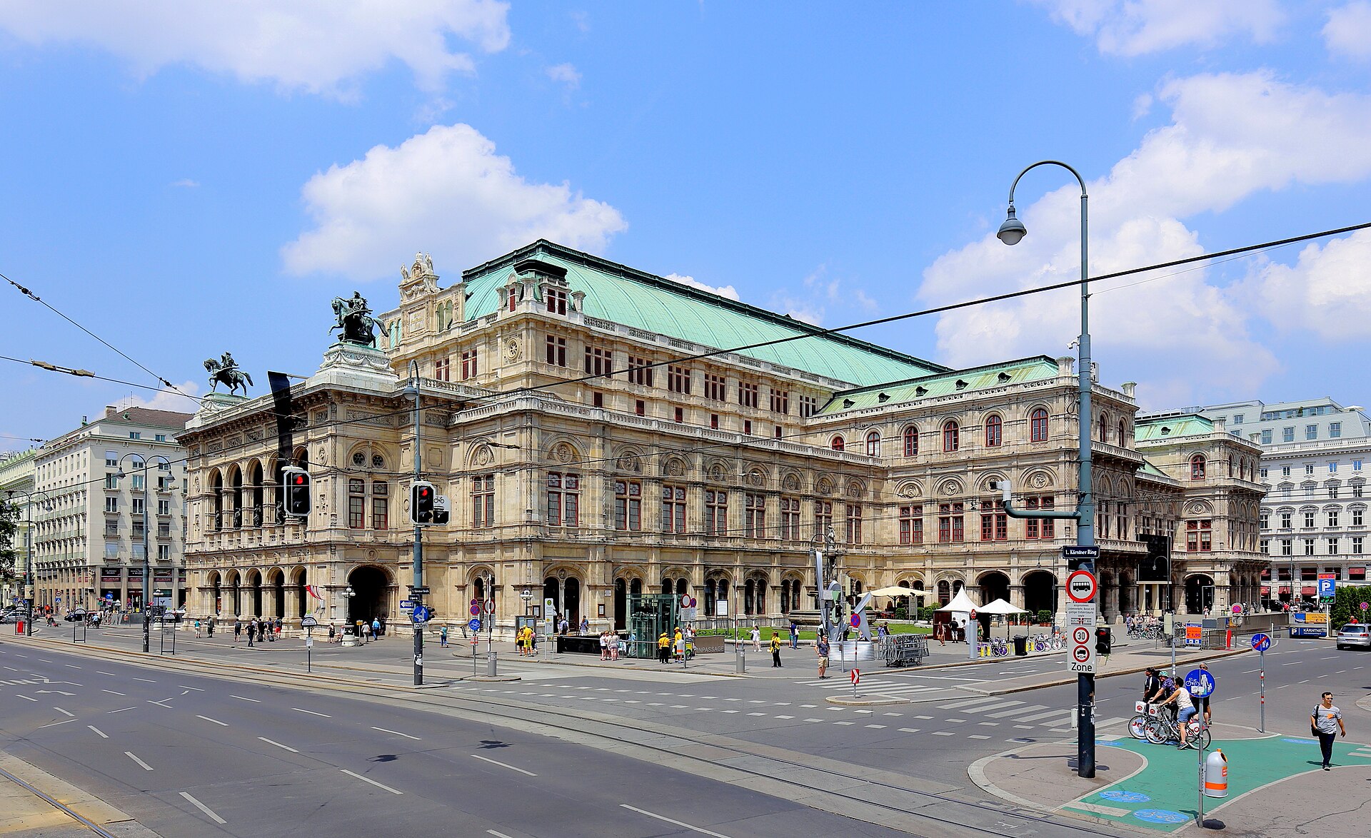 Wiener Staatsoper façade at blue hour from Opernring, Vienna — photo guide by Best Alex Shots